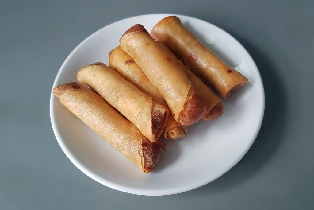 6. 2 große Frühlingsrollen mit Hühnchen