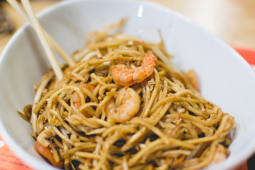 14. Bratnudeln mit Garnelen und Gemüse