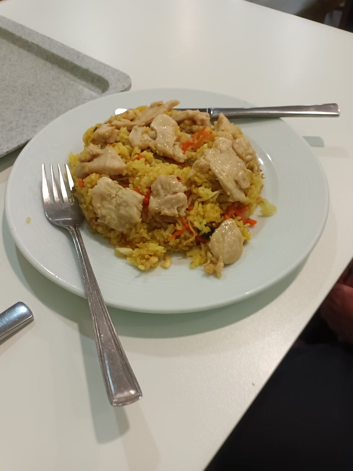 20. Bratreis mit Hühnerschenkel (ohne Knochen) und Gemüse